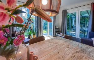3 Bedroom Cozy Home In Heinkenszand