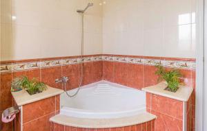 Beautiful Home In Arahal With Wifi