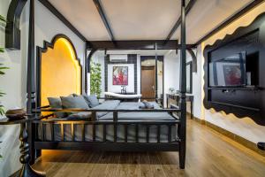 Nhà 8 Phòng ngủ (Eight-Bedroom House)