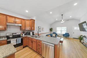 Apartment room in 3BR 2BA Home with King Queen & Twin Beds