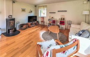 Awesome Home In Hörby With Kitchen