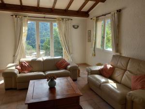 Detached villa with pool, Partial air-conditioning,in a secure private garden, 800 metres from medieval village