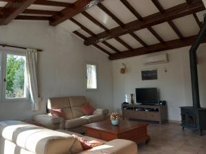 Detached villa with pool, Partial air-conditioning,in a secure private garden, 800 metres from medieval village