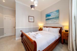 Spacious 3BR 2BH Apt with Garden in West Putney