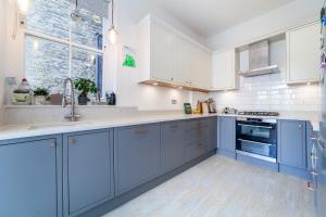 Spacious 3BR 2BH Apt with Garden in West Putney