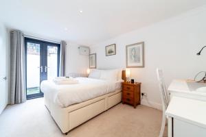 Spacious 3BR 2BH Apt with Garden in West Putney