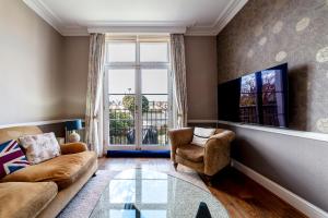 Spacious 3BR 2BH Apt with Garden in West Putney