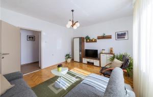 2 Bedroom Cozy Apartment In Pula 