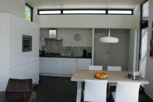 Breskens Chalet TIMEOUT Breskens mit Zaun Hausnr B26