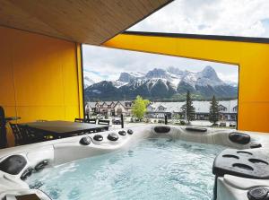 Luxury 4 BR Retreat with Hot Tub and epic mountain view