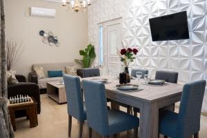 Chrispas House Beachfront Bliss & Stunning Views