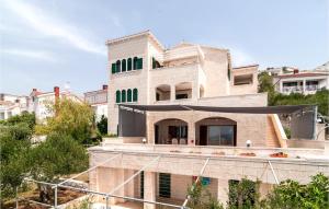 Gorgeous Apartment In Okrug Donji