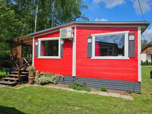 Domek letniskowy - czerwony całoroczny