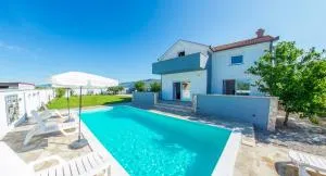 Villa Pearl- with private pool - Lakševina