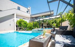 Beautiful Home In Brodarica With Wifi