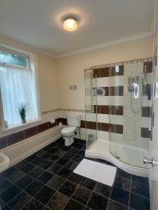 Large 3 Bedroom, 4 beds, City Apartment,near utilita arena free on-site parking