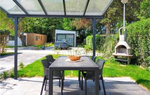 2 Bedroom Nice Home In Heinkenszand