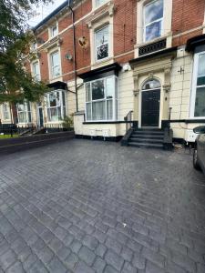 Large 3 Bedroom, 4 beds, City Apartment,near utilita arena free on-site parking