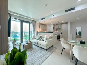Luxe Lagoon Suites Palm Beach Private Access with Infinity Pool & Bar