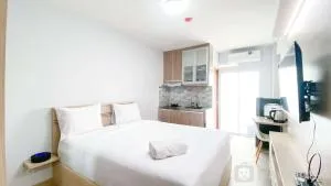 Cozy Living and Homey Studio Room Cinere Resort Apartment By Travelio - Cinere