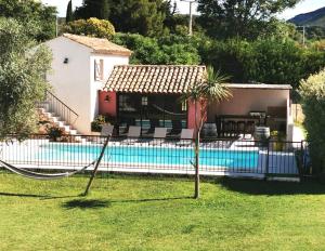 Superbe Villa avec piscine , 3 chambres et dépendance