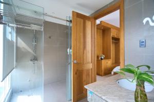 Căn Hộ 3 Phòng Ngủ (Three-Bedroom Apartment)