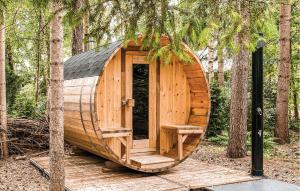 Stunning Home In Rheezerveen With Wifi