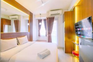 Restful and Minimalist Studio Transpark Cibubur Apartment By Travelio
