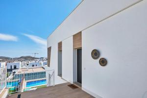 Modern 3 bedroom house with a pool - By Welcomely