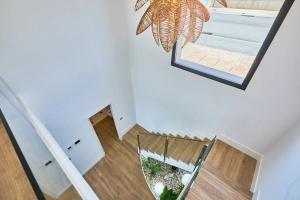 Modern 3 bedroom house with a pool - By Welcomely