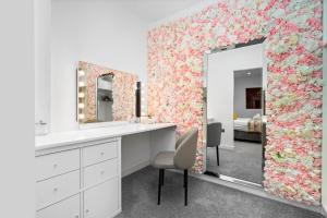 Apartment - Secure Parking - Gated Development - Near JQ & Birmingham City Centre - Top Rated - Flower Wall - 12SH