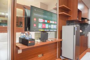 Relaxing and Homey Studio Transpark Cibubur Apartment By Travelio