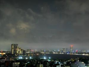 Duplex , TubBath, Netflix, Lakeview