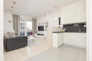 Subtle Colors Apartment in Warsaw with Furnished Balcony by Noclegi Renters