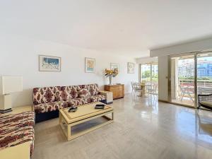 2 bedroom apartment with parking 3 mins from La Croisette beach