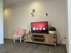 Central Contemporary 1BR Studio