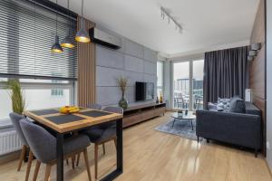 Nowoczesny Apartament z Parkingiem w Centrum Szczecina by Noclegi Renters