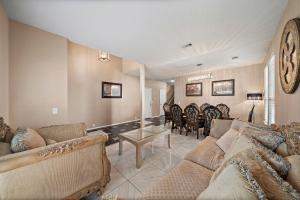 Katy Retreat BBQ Yard Game Room Sleeps 16