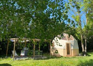 B&B / Chambres d'hotes L-enclave Insolite - Cabanes avec Piscine et Bains Nordiques : photos des chambres