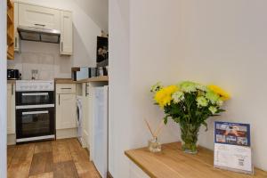 Peaceful Getaway - Free Parking, Short Drive to Stamford