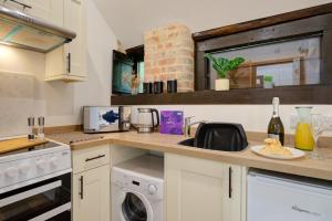 Peaceful Getaway - Free Parking, Short Drive to Stamford