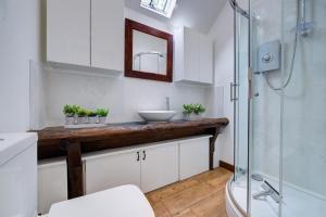 Peaceful Getaway - Free Parking, Short Drive to Stamford