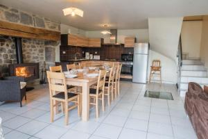 Maisons de vacances Gites de france 3 epis 8 personnes a malbouzon : photos des chambres
