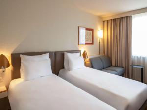 Hotels Hotel Novotel Evry Courcouronnes : Chambre Standard avec 1 Lit Double et 1 Canapé 