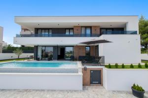 Villa Infinity Gem mit beheizbarem Pool in Medulin, Istrien