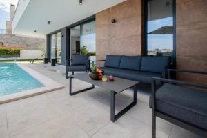 Villa Infinity Gem mit beheizbarem Pool in Medulin, Istrien