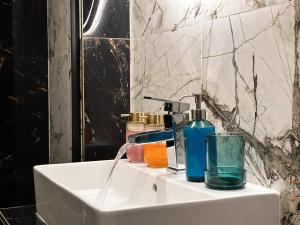 Grand Viceroy Apartments - Gothic Tower View