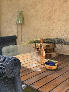 Rdc de ma maison dans un joli village Provençal, 15 mins d'Aix en Pce, open space joliment rénové