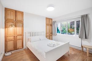 Private Garden Apartment by Tulse Hill Station - Pass the Keys