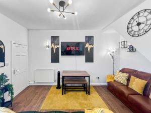Stylish House Near Hospital with Free Parking - 4hvězdičkové hotely ve městě Stoke-on-Trent